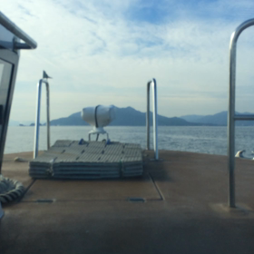 宮島に近付く高速船の画像