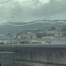 めっちゃ雨降ってるの画像