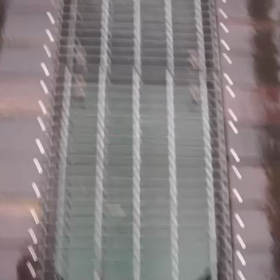 吊り橋を歩くの画像