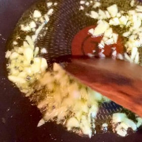 お昼はトマトソースパスタの画像