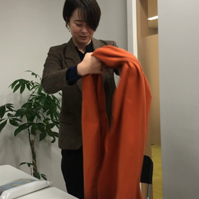 大きいストールのオシャレな巻き方の画像