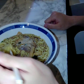 GENJIラーメン試食中の画像