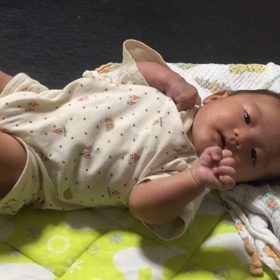 うつ伏せの画像