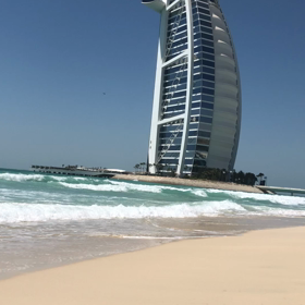 ブルジュアルアラブの下の海で足の画像