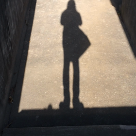 長くのびる影の画像