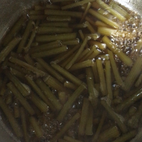 蕗を煮るの画像