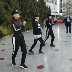 広場舞にハマるお義母さんの画像