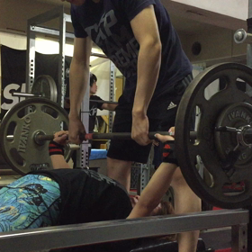 ベンチプレス70kg×3、デッドリフト142.5kg×3。の画像