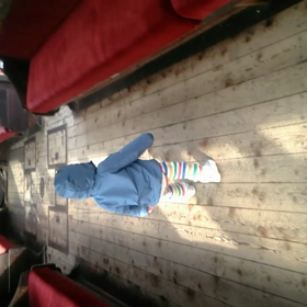 小さな後ろ姿の画  像