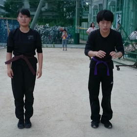 グラウンドでバク転の画像