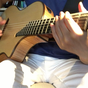 ギターを叩く！の画像