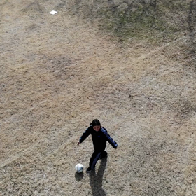 ボールを蹴っている妻をドローンで撮ってみた！の画像