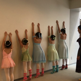 バレエ 発表会前のストレッチの画像