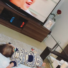 リビングで1人の息子をのぞいてみたら…の画像