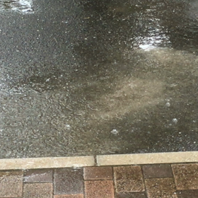 雨水の泡立ちの画像