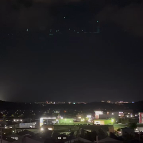 光を放つ飛行機ではない謎の物体の画像