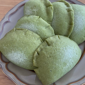 抹茶のカスタードクリームパンの画像