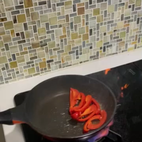 中学生　男子　パプリカをフランベするの画像