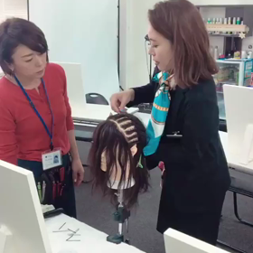 動画で見てみよう♪JHSSのヘアメイク授業(^ ^)の画像