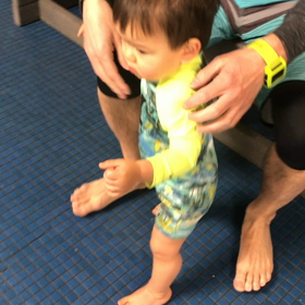 1歳のスイミングレッスンの画像