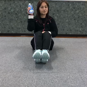 動画　ペットボトルで腹筋トレーニングの画像