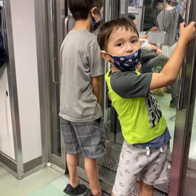 子供と電車に乗るの画像