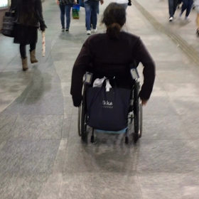 人混みの中の車椅子の画像
