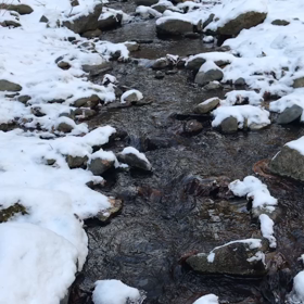 光り輝く巨大な石が流れてきている♡の画像