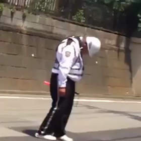 立ったまま寝るガードマンの画像