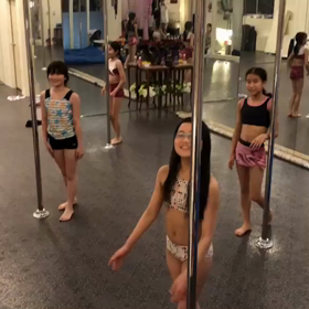 子供達の新しい遊び ポールフリップ しかも音ハメww ポールダンス関西 大阪奈良 レッスン スタジオsweetpi A