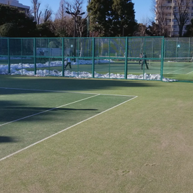 雪解けのテニスコート。の画像