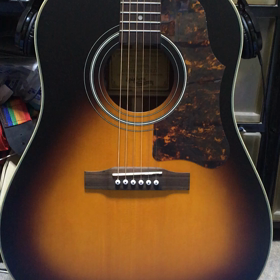 アコースティックギターに音楽を聴かせるの図の画像