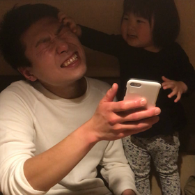 じゃれ合う2人の画像