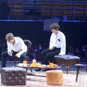 人差し指で会話成立の画像