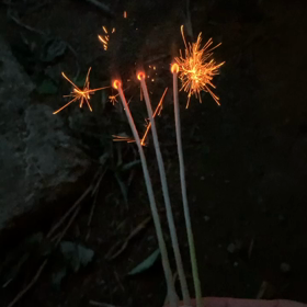 打ち上げ花火と手持ち花火、選ぶならどっち派？の画像