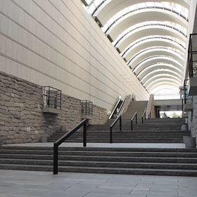 東京オペラシティ・ガレリアの大階段とインスタレーションの動画（コラボ企画）の画像