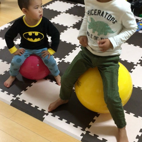 子どもたちとバランスボールの画像