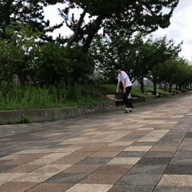 通勤途中のスケートの画像