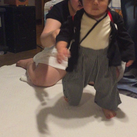 孫くん誕生日で一升餅背負って歩く動画酔っぱらいじゃないよの画像