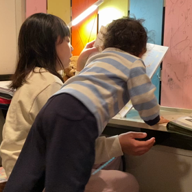 ねーねの勉強に大興奮の画像