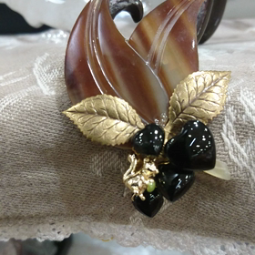 リスのブラウンブローチの画像