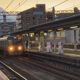 夕暮れの駅の画像