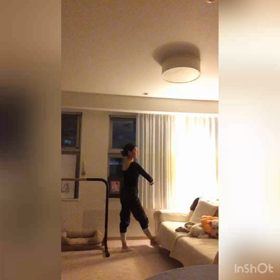 秋の夜長に回り狂う飼い主（と呆れる犬）の画像