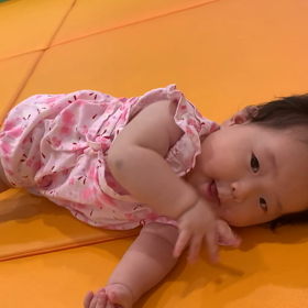 寝返りは出来たけど寝たくはないの〜の画像