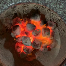 今日から火鉢に火をおこしました！の画像