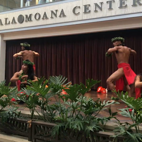アラモアナセンターのカヒコ(古典フラ)&男性(Kane)のフラの画像