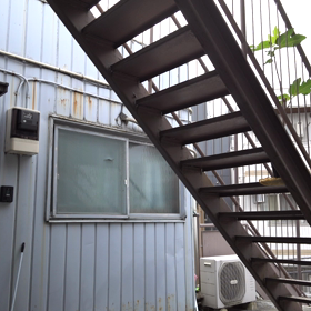 おぉーと、今日も「懸垂」階段下で始めてましたよ♪の画像