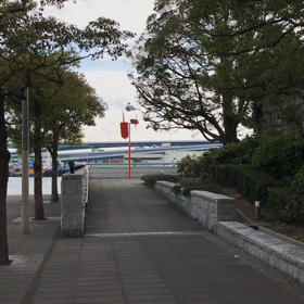 兵庫県立美術館へのスロープと海の画像