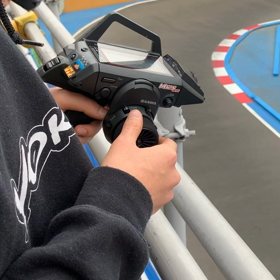 チームヨコモのプロポ操作の画像