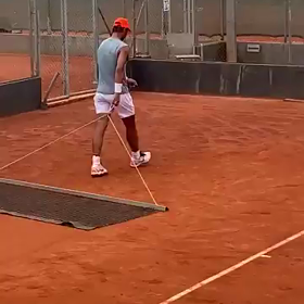 コート整備をするグランドスラム優勝１９回の男の画像